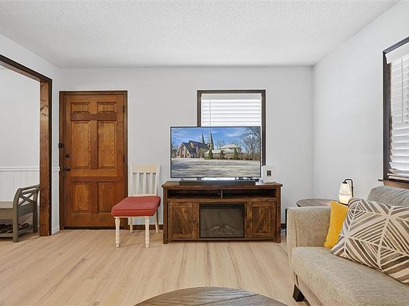 5th image of 213 Thomas St