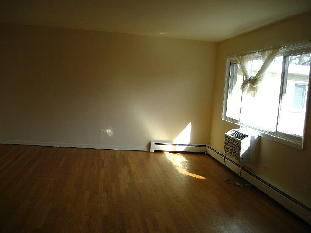1120 Greenleaf Ave — Photo 2
