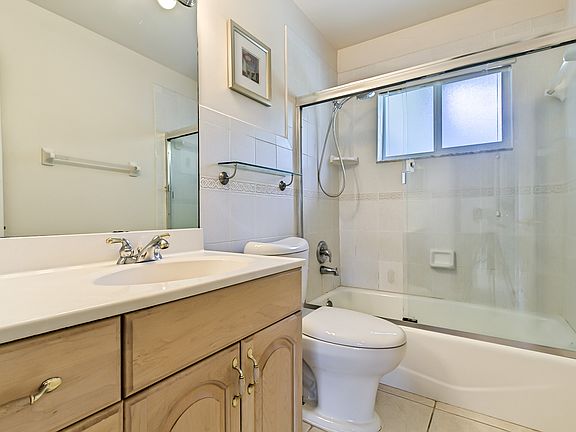 5th image of 251 SE 6th Ct