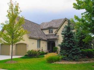 33 Forest Gate Cir, Oak Brook, IL 60523