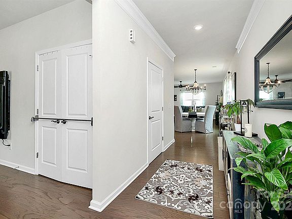 5th image of 2037 Canova Dr