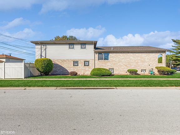 3rd image of 1351 Memorial Dr