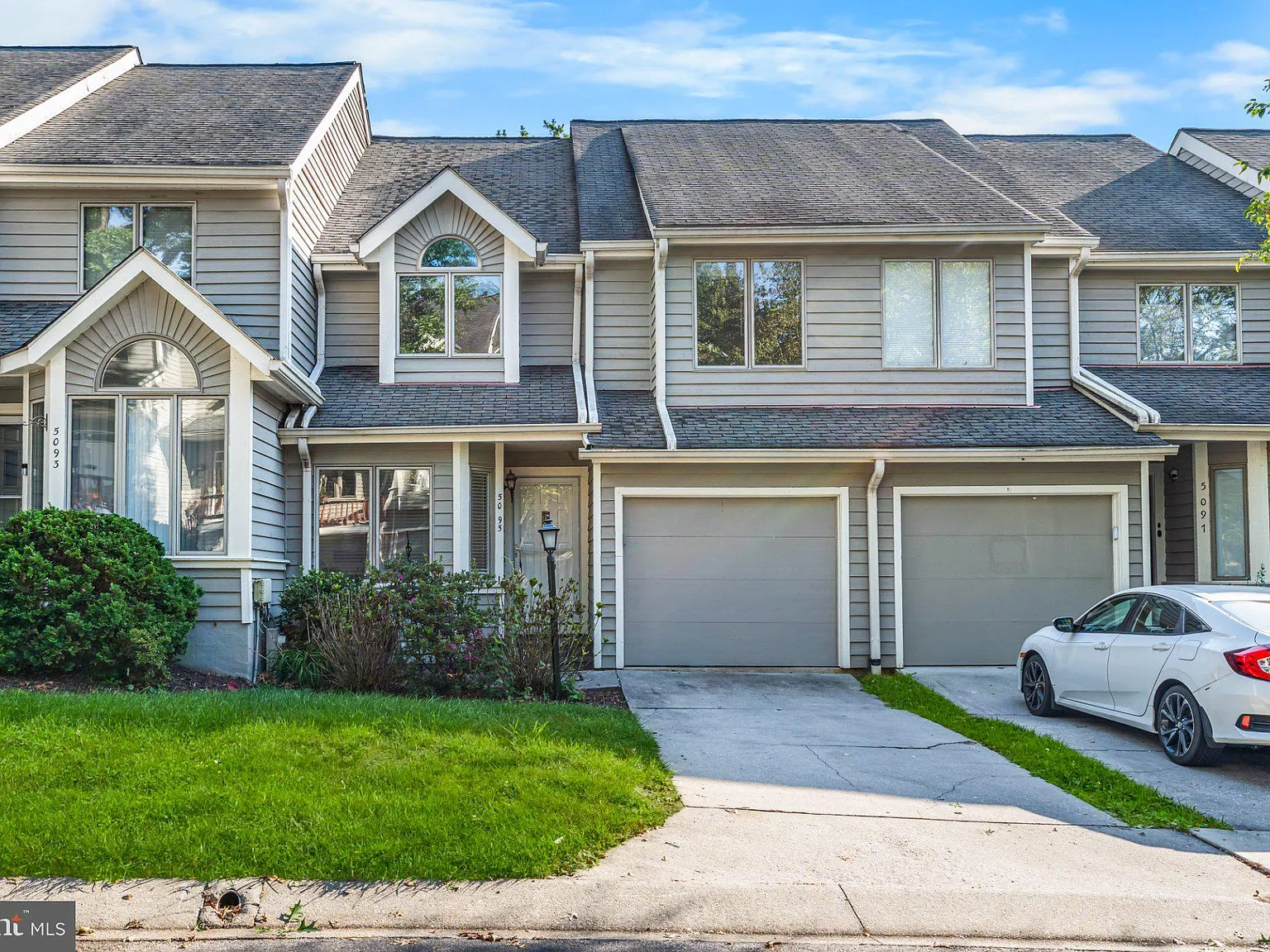 3 bed, 3.5 bath, 2453 sqft, $3,400 — Photo 1