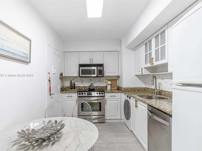 9195 Collins Ave #1104 — Photo 24