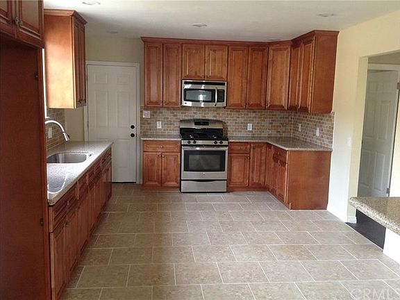 3rd image of 422 E 70th St