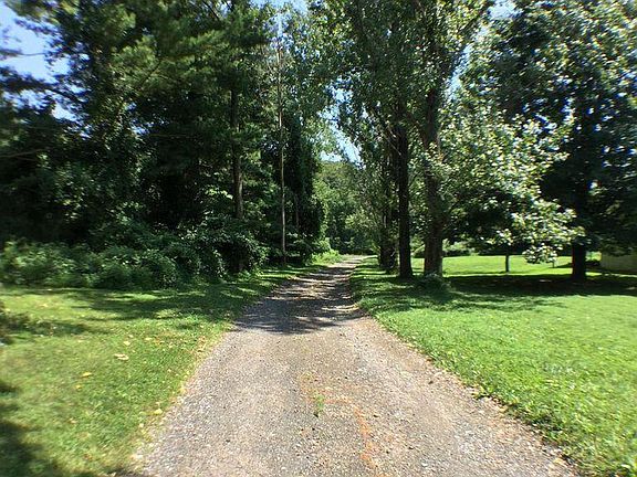 3rd image of 2 Windy Hill Dr