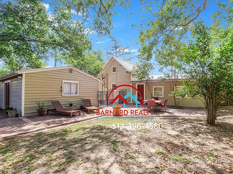 Available Mid July: Studio in Historic District — Photo 5