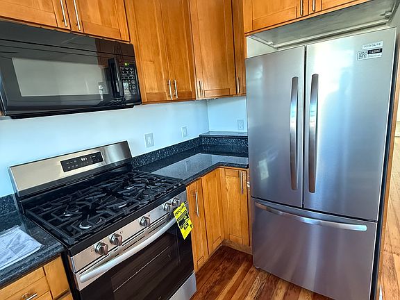 5th image of 3043 West St #3043