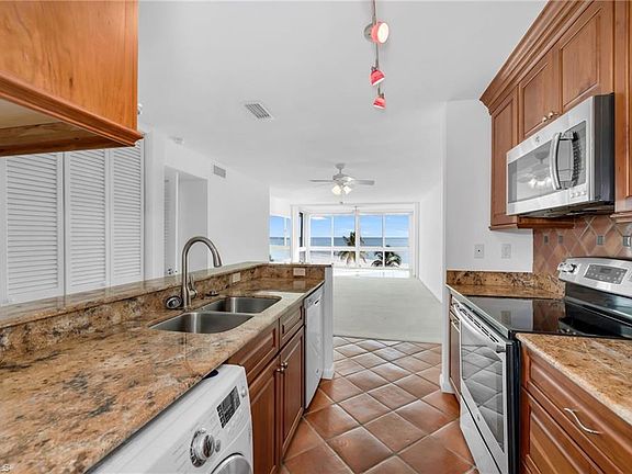 4th image of 2121 Gulf Shore BLVD N #203