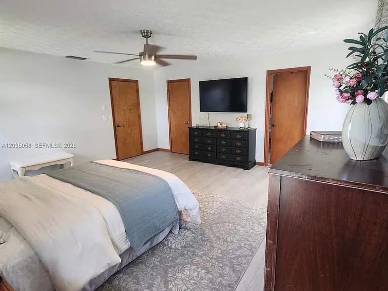 6101 Palmetto Dr — Photo 2