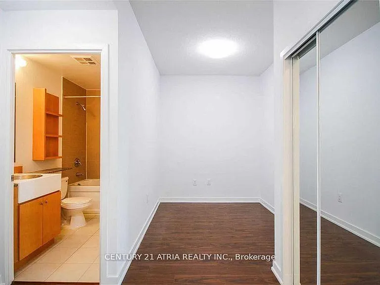 9 Spadina Ave #618 — Photo 11