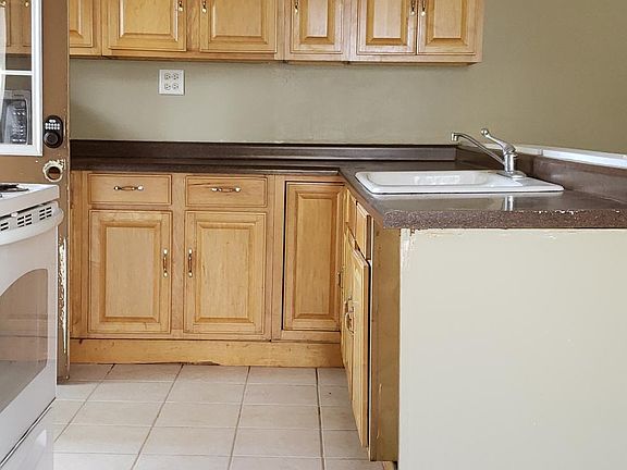 2nd image of 423 Emerson Ln
