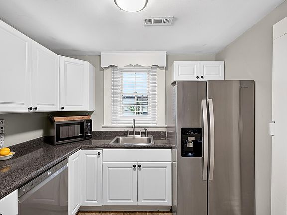 3rd image of 121 Bleckley Ave