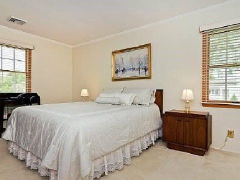 5th image of 31 Gainsboro Ln