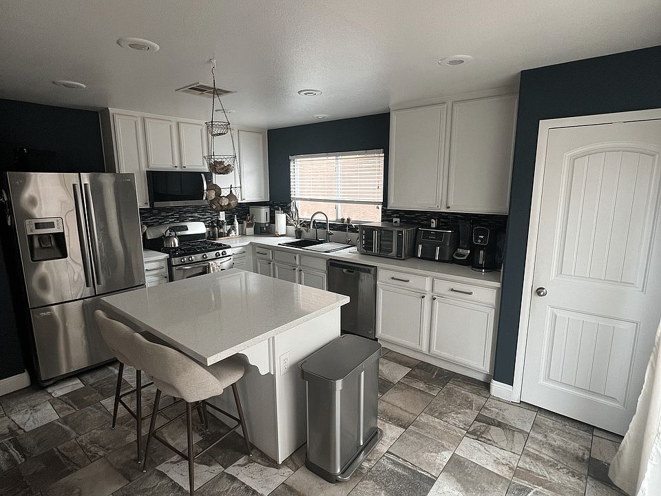 Kitchen w/ upgraded appliance. New Fridge will be delivered before rental begins
