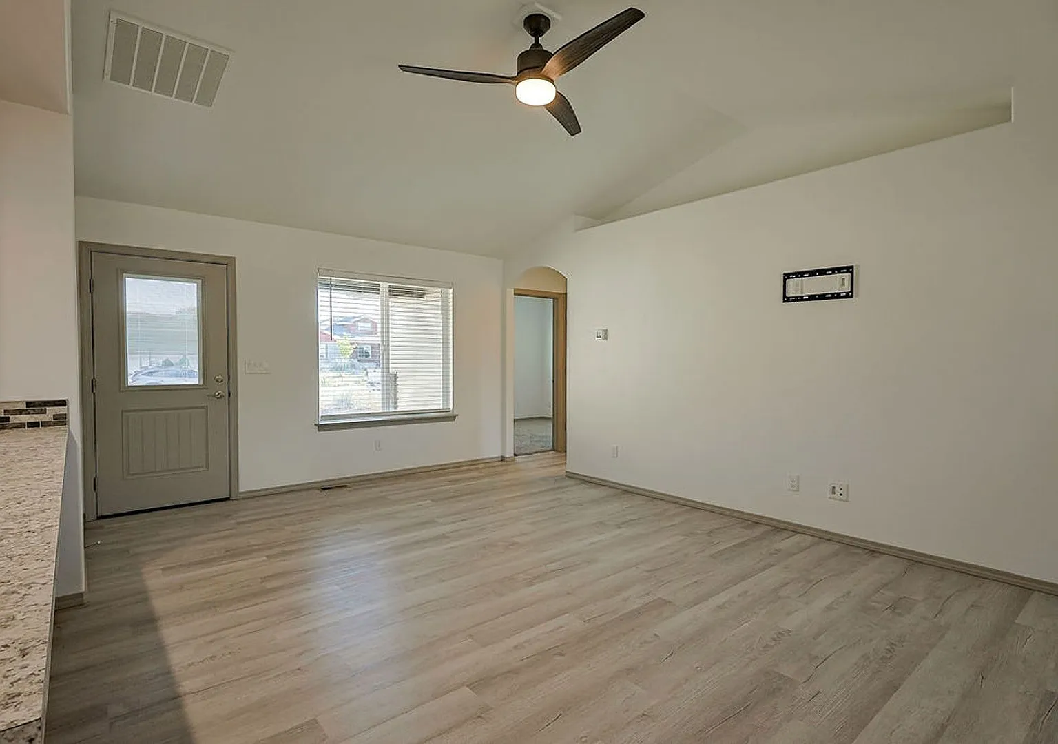 709 E Ave K — Photo 4