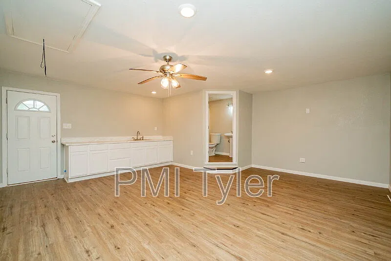 Studio, 1.0 bath, $975 — Photo 2