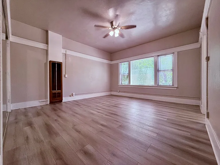 406 Linden Ave — Photo 2