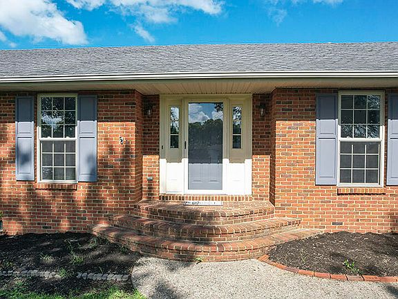 2nd image of 923 Meadow Ln