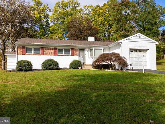 3rd image of 883 Stevens Ln