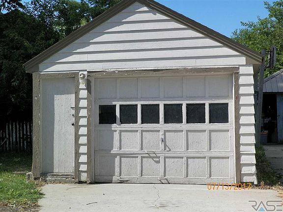 2nd image of 212 E 2nd Ave