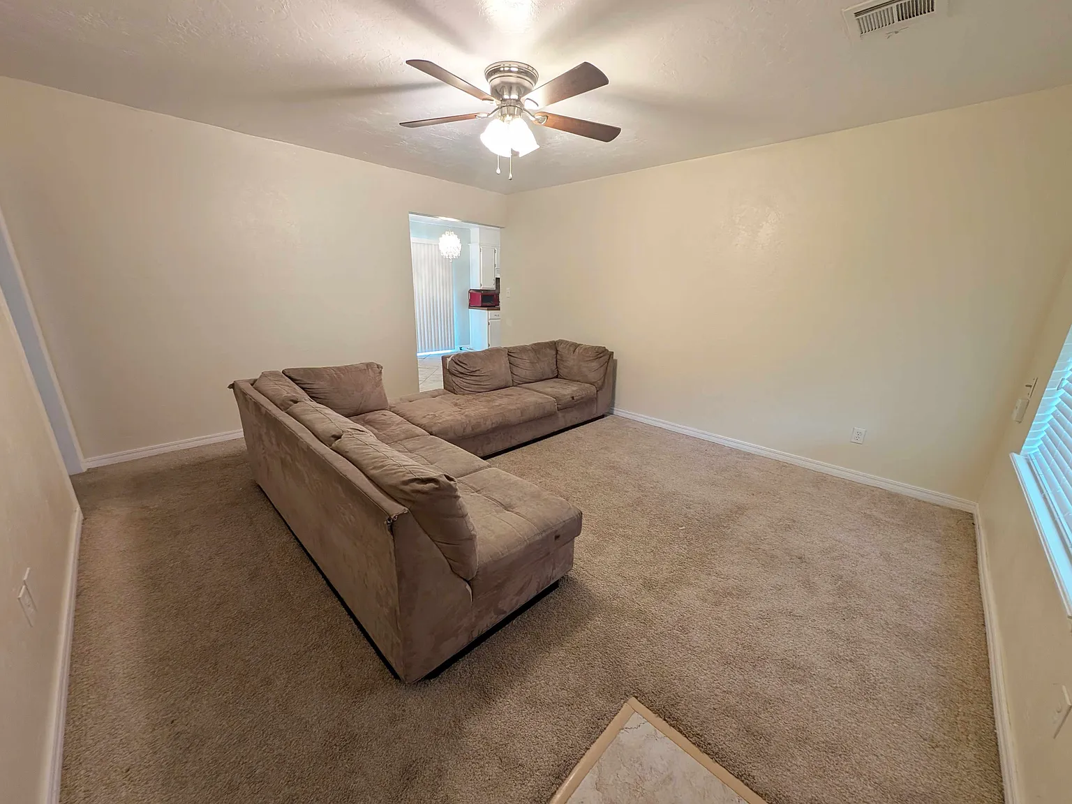 3 bed, 1060 sqft, $1,300 — Photo 2