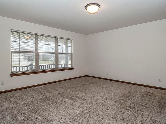 4th image of 42 Rushmore Ln