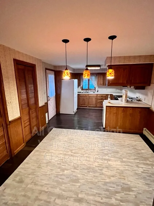 3 bed, 1.0 bath, 1404 sqft, $1,845 — Photo 4