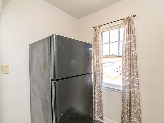5th image of 606 Washington St APT 3