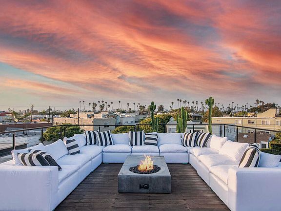 Amazing huge roof top, panoramic views. Roof top has also tanning lounges, outdoor kitchen, dining for 8. Breathtaking sunsets!