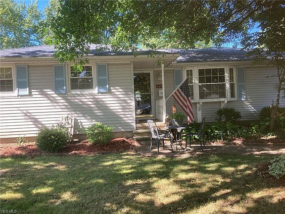 2nd image of 735 Crestline Ave