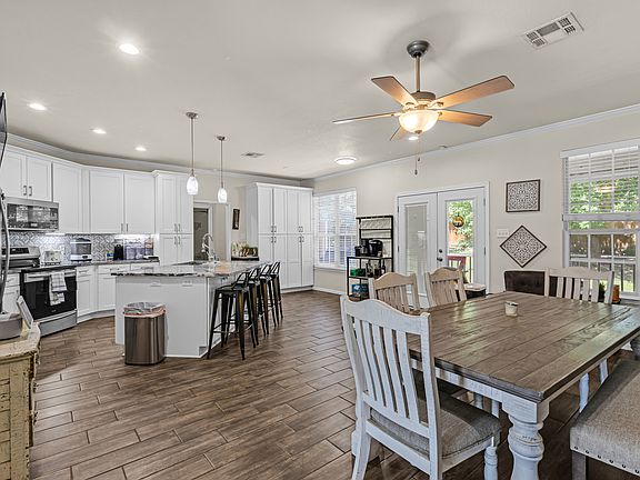 4th image of 606 Lantana St