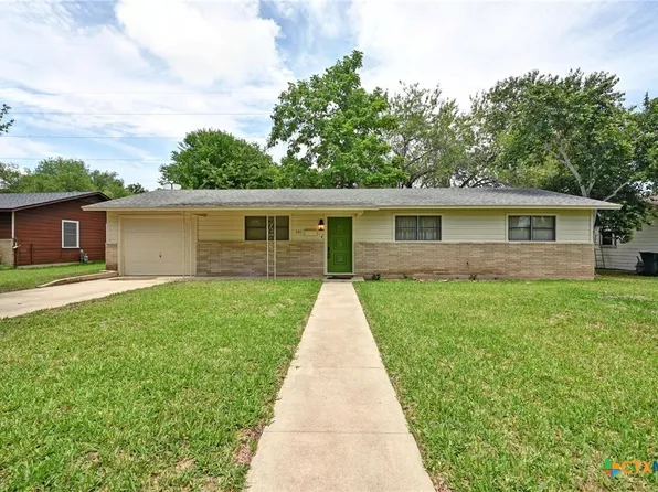 201 Hillcrest Dr, Luling, TX 78648