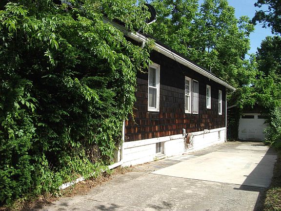 3rd image of 137 E Wyoming Ave