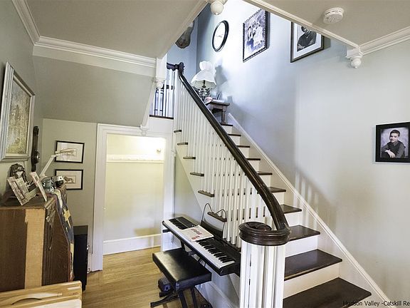 4th image of 240 Vineyard Ave