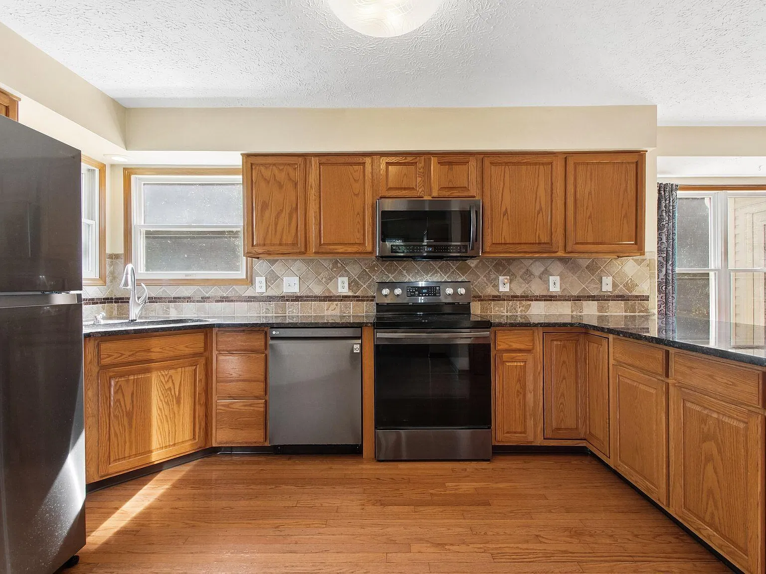 3 bed, 2.5 bath, 1831 sqft, $2,790 — Photo 4