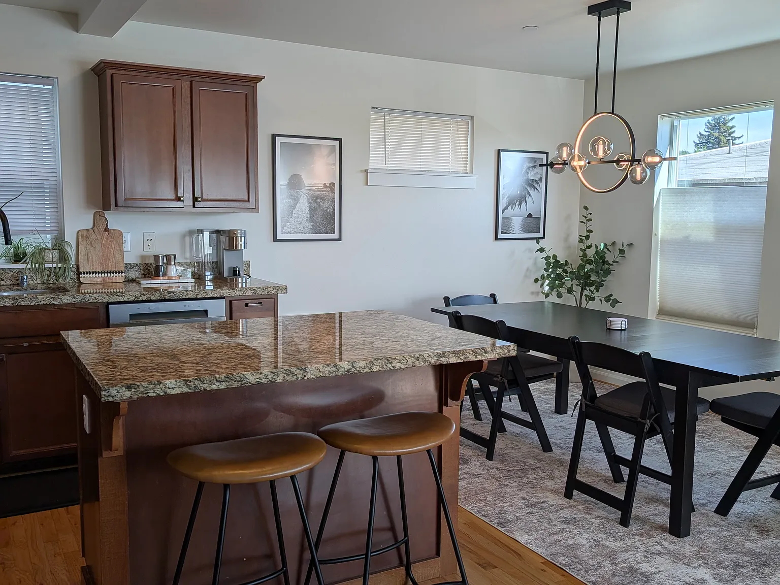 4 bed, 3.5 bath, 1630 sqft, $5,100 — Photo 2