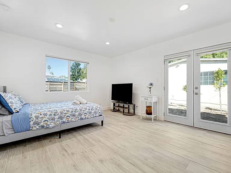 5554 Capistrano Ave — Photo 8