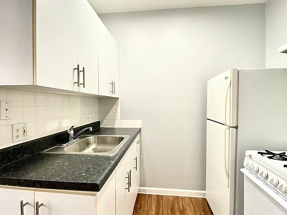 2nd image of 4241 N Kenmore Ave Unit 204