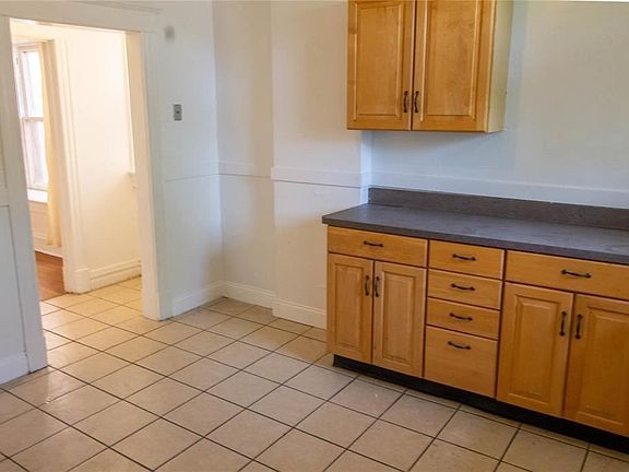 4th image of 6009 Kingsbury Ave