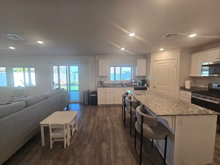 1231 Memorial Ave — Photo 11