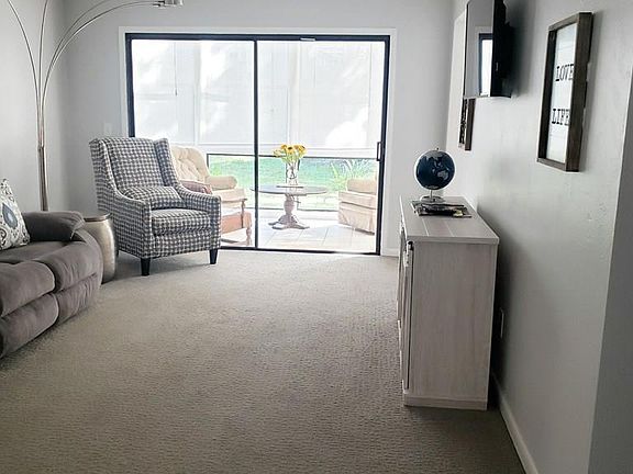 5th image of 23 Greenbriar Ct #23