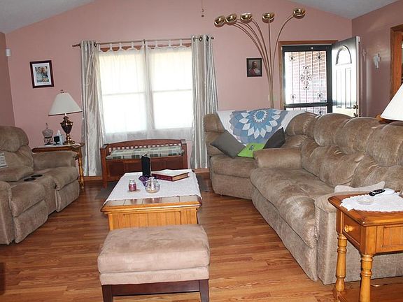 3rd image of 621 Foxcross Dr