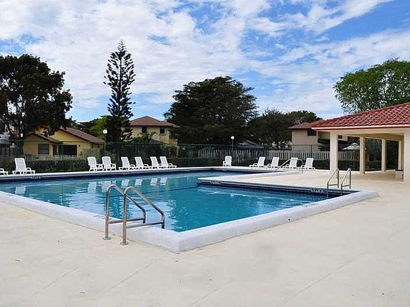 3rd image of 479 Lakeside Cir