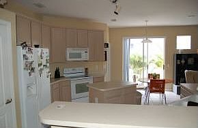 SPACIOUS EAT-IN KITCHEN