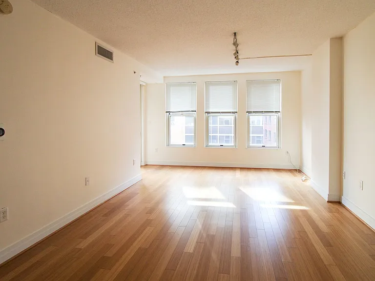 915 E St NW #802 — Photo 2