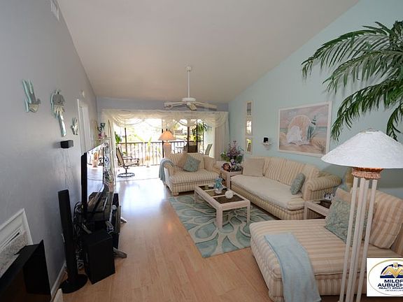 3rd image of 922 SW 48th Ter APT 212
