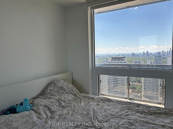 4th image of 39 Roehampton Ave #3704
