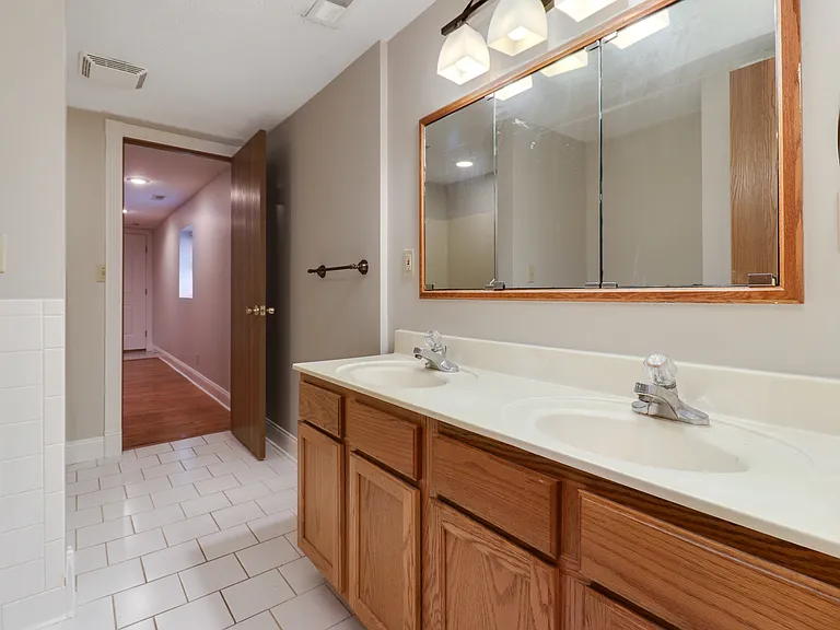 229 1/2 E Front St #2D — Photo 7