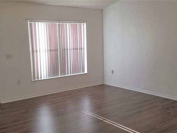 4th image of 585 Hickory Ave